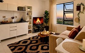 Pool & Summer Luxury - Fully Equipped Cosy Skyline Escape